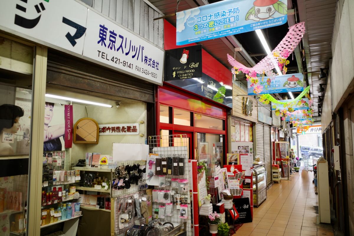 Image of Sangenjaya and Shimokitazawa, always vibrant and lively. Stroll with coffee through green pathways and residential neighborhoods connecting both towns.