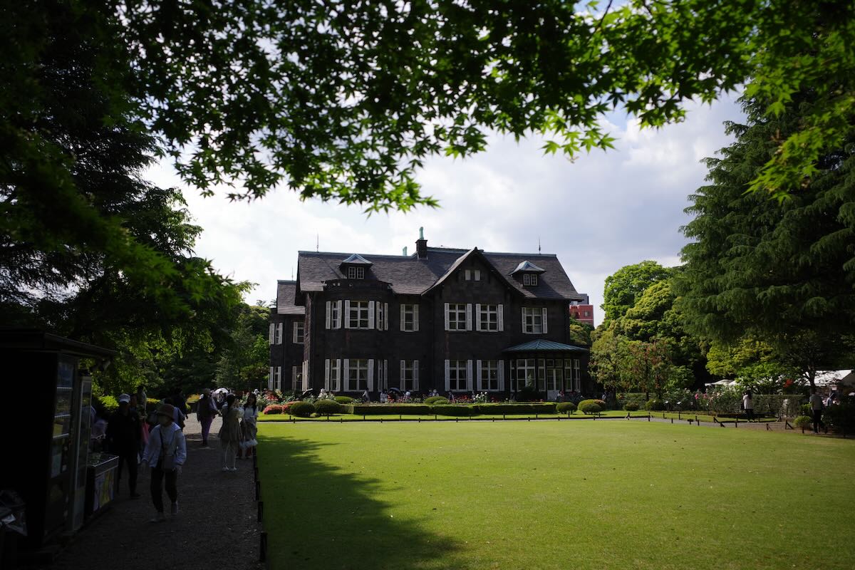 Image of Rikugien and Old Furukawa Garden, which is famous for its roses. A stroll connecting these two gardens.